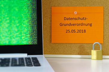 Tafel mit der Aufschrift DSGVO (Datenschutzgrundverordnung) in englisch GDPR (General Data...