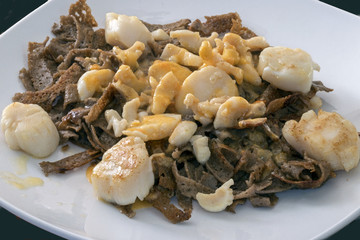 Coquilles saint Jacques et tagliatelles de crêpes au sarrasin, spécialité bretonne