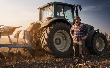 Crédence de cuisine en verre imprimé Tracteur Farmer working during the tractor plowing fields -preparing land for sowing in autumn