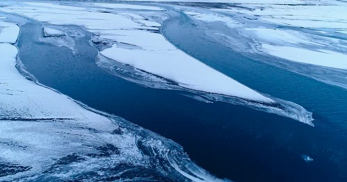 rivi&egrave;re glac&eacute;e en Islande 
