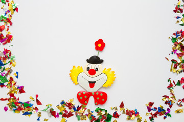 Rahmen mit Clowngesicht und Konfetti