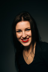 Naklejka premium emotional girl smiling on a dark background