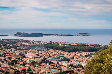 Naklejka premium Vue sur Six-Fours et les Iles Paul Ricard du haut du fort