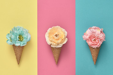 Eistüte-Set mit Blumen. Trendiger Modestil. Frühling Sommer Blumenkonzept. Kreatives Minimum. Buntes Pastell-Design. Pop-Art