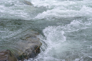 Wellen im Meer mit Felsen