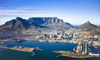 Fototapeta premium Widok z lotu ptaka na centrum Kapsztadu z Table Moutain, Cape Town Harbour, Lion's Head i Devil's Peak