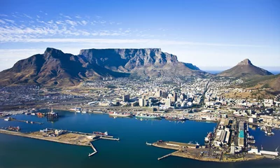Foto op Plexiglas anti-reflex Tafelberg Luchtfoto van het stadscentrum van Kaapstad, met de Tafelberg, de haven van Kaapstad, Lion& 39 s Head en Devil& 39 s Peak