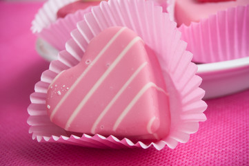 petits four en forme de coeur sur fond rose pour la st valentin