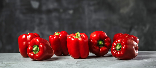 Chefkoch in der Küche mit Frischem Gemüse(Paprika)