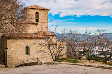 Fototapeta premium Le Collégiale Saint-Pierre à côté du Fort de Six-Fours