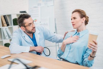 Obraz premium doctor giving consultation for female patient at workplace in office