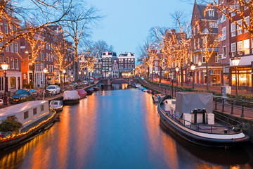 Temps de Noël à Amsterdam aux Pays-Bas au crépuscule