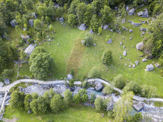 Vista aerea della Val di Mello, una valle verde circondata da montagne di granito e boschi, ribattezzata la Yosemite Valley italiana dagli amanti della natura. Val Masino, Valtellina, Sondrio. Italia