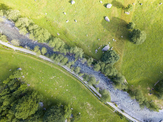 Vista aerea della Val di Mello, una valle verde circondata da montagne di granito e boschi, ribattezzata la Yosemite Valley italiana dagli amanti della natura. Val Masino, Valtellina, Sondrio. Italia