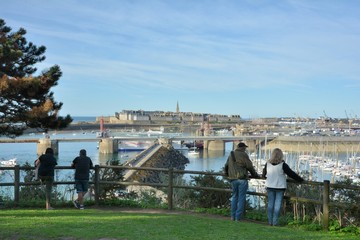 Des gens face à la mer admirent le paysage à Saint-Malo en Bretagne