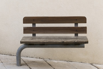 Banco suspendido.
Asiento público con un punto de apoyo que soporta todo el peso.
