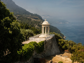 Blick über den Pavillion des Landguts Son Marroig auf das Tramuntana Gebirge