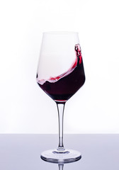 Copa de vino tinto sobre fondo blanco