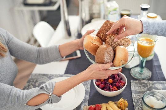 Zwei Frauen halten einen Br&ouml;tchenkorb