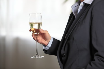Hand hält ein Glas mit Champagner