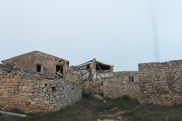 Fototapeta na wymiar Pueblo abandonado en ruinas