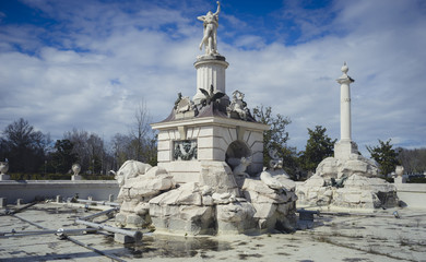 Fototapeta na wymiar Gardens of the city of Aranjuez, located in Spain. Stone palace and beautiful autumn landscapes with beautiful fountains and mythological figures