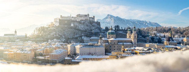 Obraz premium Salzburg zimą, poranne słońce i śnieg, panorama