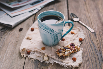 Obraz na płótnie Canvas Coffee mug with muesli. Morning breakfast. On a wooden background.