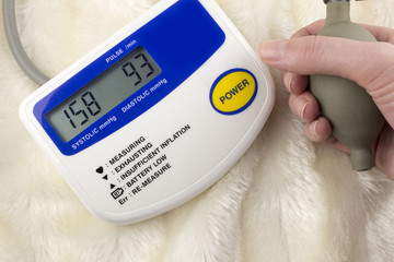 Apparatus for measuring pressure in the hand