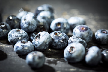 Blaubeeren auf dunklem Untergrund