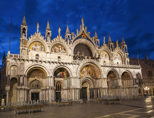 Fototapeta na wymiar Venice, St Mark's Cathedral (Basilica di San Marco) at night, Italy