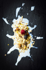 Müsli mit Himbeere, Blaubeere, Mandeln, getrockneten Bananen und Milch