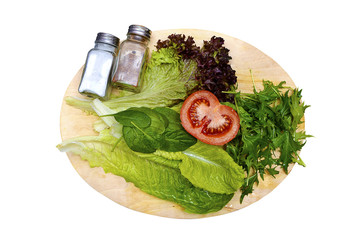 Свежие овощи и листья салата на доске. Ингредиенты для салата вид с верху.