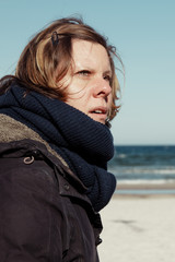 Natürliche Frau im Winter am Strand