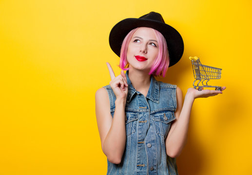 girl with pink hairstyle with shopping cart