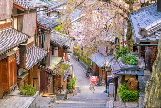 Fototapeta Old town Kyoto, the Higashiyama District during sakura season