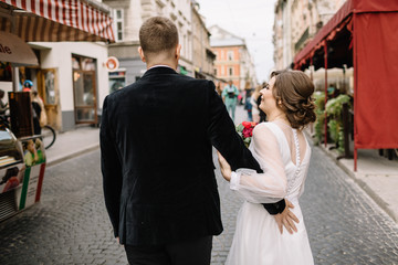 Fototapeta premium wedding couple posing in city