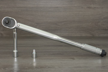 Llave dinamométrica sobre un fondo gris
