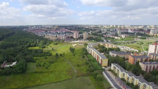 Lublin z lotu ptaka. Krajobraz miasta z powietrza. spotkanie miasta i natury. Las i bloki mieszkalne.