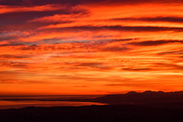 ciel enflammé au dessus de l'aéroport de nice