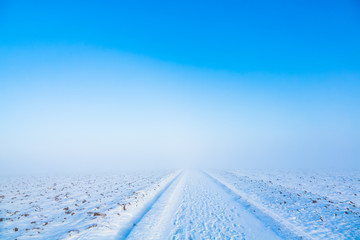 Verschneiter Weg im Winter