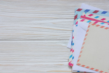 Obraz premium old envelopes and cards on wooden back