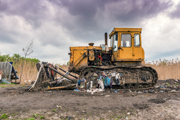Fototapeta na wymiar yellow bulldozer on the dump