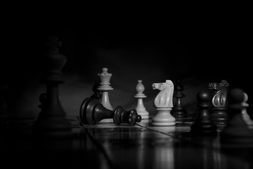 Scacchi fotografati su una scacchiera