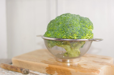 Ein ungekochter Brokkoli in einem Sieb