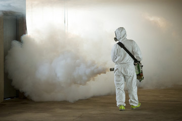 Obraz premium Farmer spraying pesticide