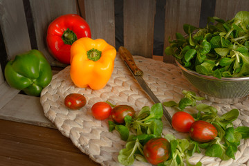 Frischer Feldsalat, Tomaten und Paprikaschoten