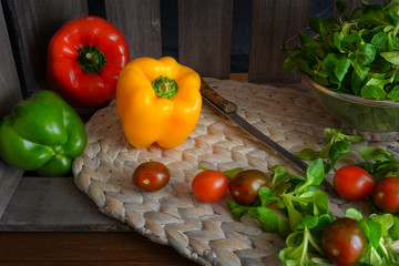 Frischer Feldsalat, Tomaten und Paprikaschoten