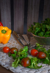 Frischer Feldsalat, Tomaten und Paprikaschoten