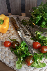 Frischer Feldsalat, Tomaten und Paprikaschoten